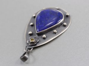 chileart biżuteria autorska lapis lazuli łza cyrkonia wisior srebro oksydowane kwiat